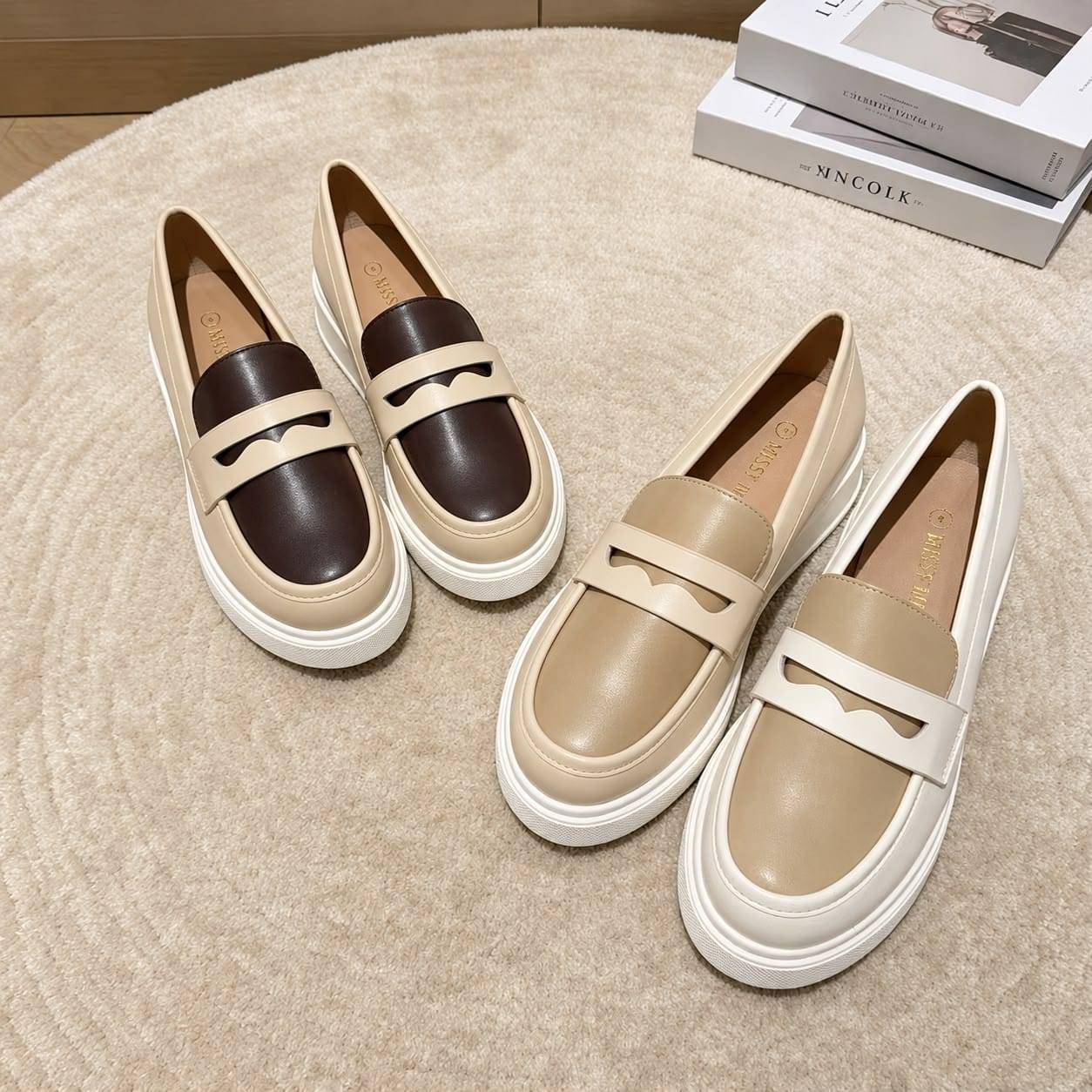 Ladies flat shoes 
